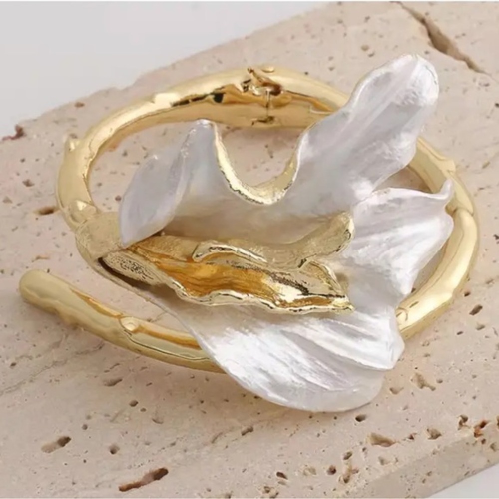 Golden Petal Cuff Bracelet – Sculptural Nature-Inspired Jewelry with Flowing new
